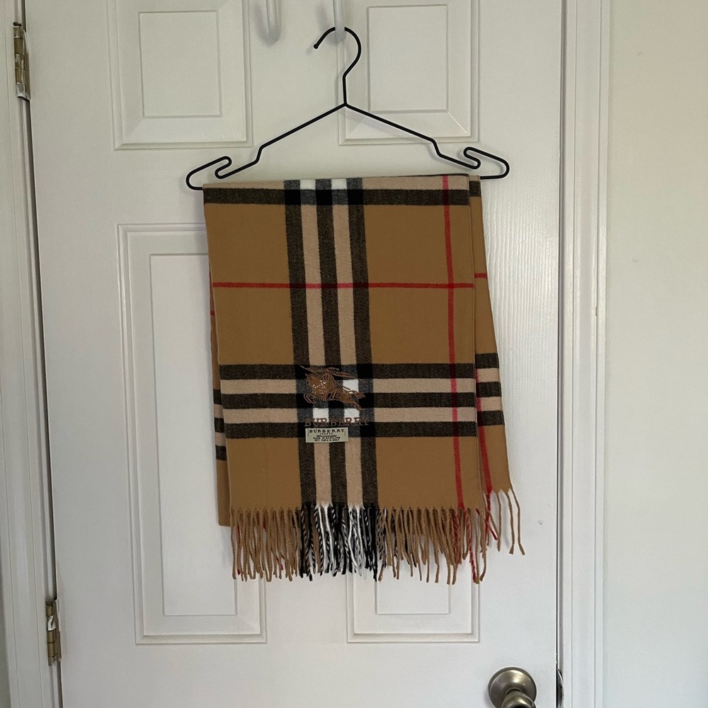 NWOT Women’s Classic Burberry Check Scarf